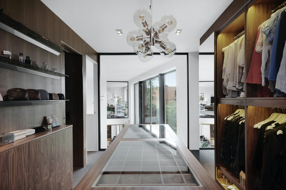 20 Practically Elegant Mid-Century Modern Closet Designs