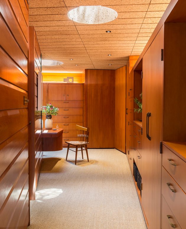 20 Practically Elegant Mid-Century Modern Closet Designs