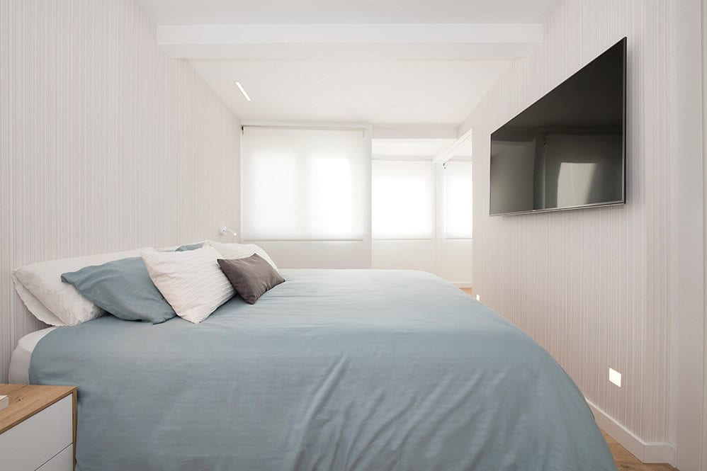 Barcelona Apartment with Rooms and Corridors Eliminated to Have More Light & Space Barcelona Apartment with Rooms and Corridors Eliminated to Have More Light & Space