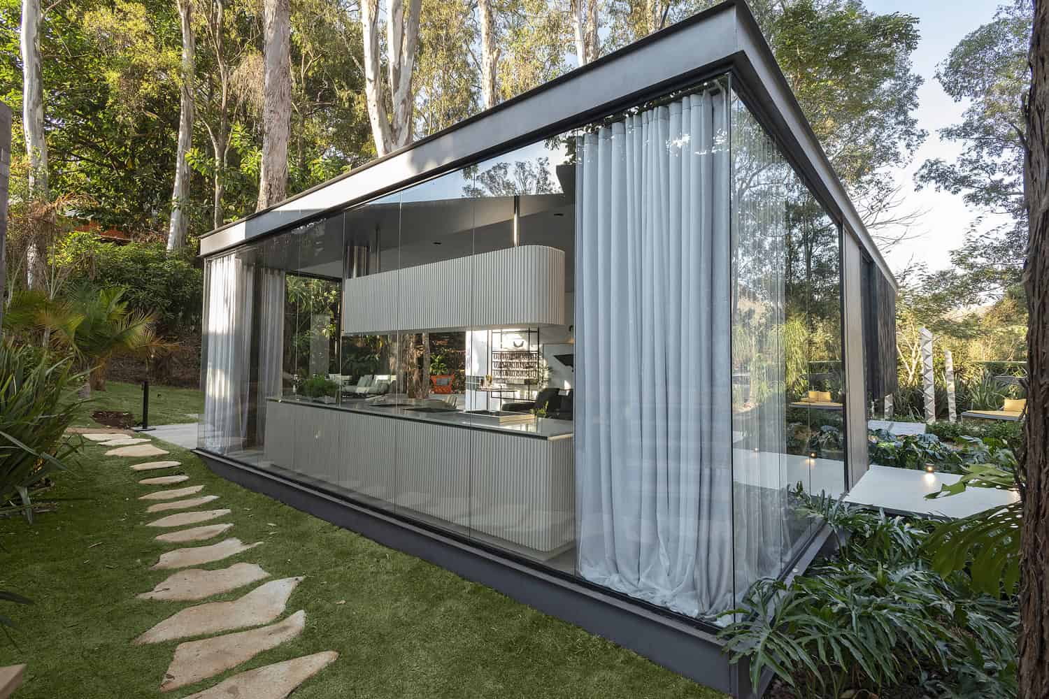 Lake House by Estudio MB + Janaina Pacheco Arquitetura in Mangabeiras, Brazil Lake House by Estudio MB + Janaina Pacheco Arquitetura in Mangabeiras, Brazil