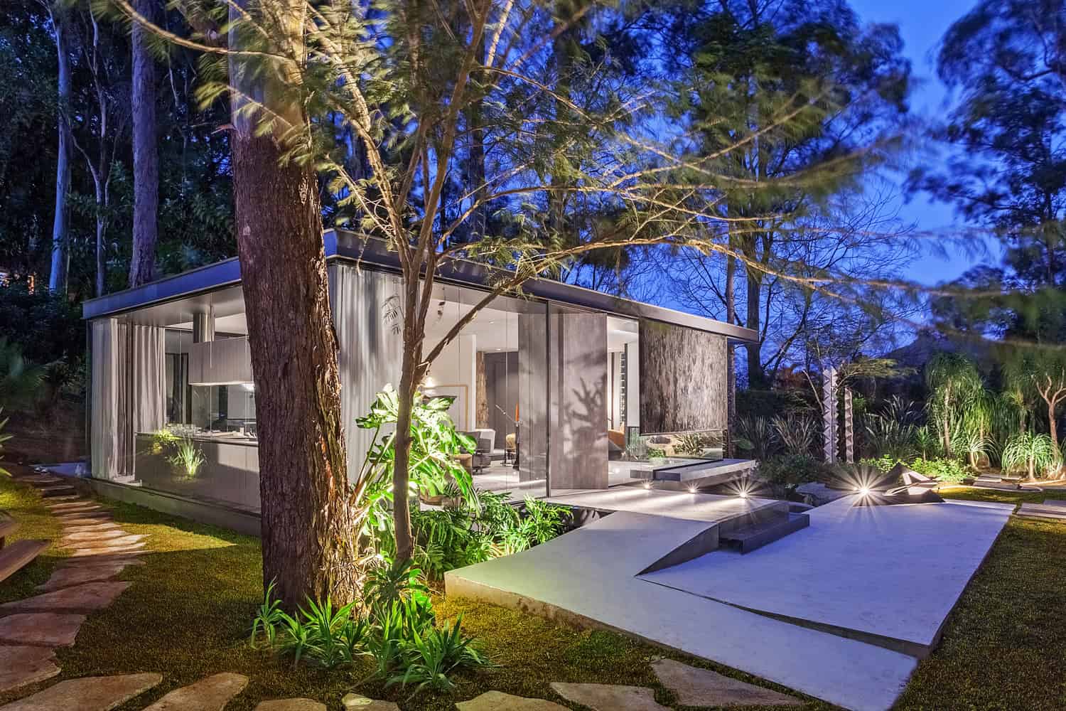 Lake House by Estudio MB + Janaina Pacheco Arquitetura in Mangabeiras, Brazil Lake House by Estudio MB + Janaina Pacheco Arquitetura in Mangabeiras, Brazil