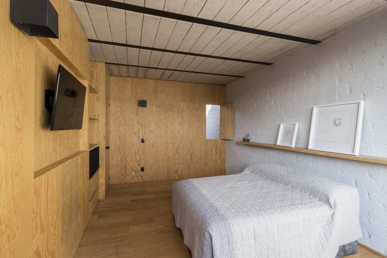 RR House by Delfino Lozano in Zapopan, Mexico RR House by Delfino Lozano in Zapopan, Mexico