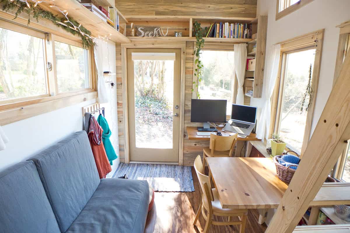 A TINY HOUSE BATHED IN NATURAL LIGHT A TINY HOUSE BATHED IN NATURAL LIGHT