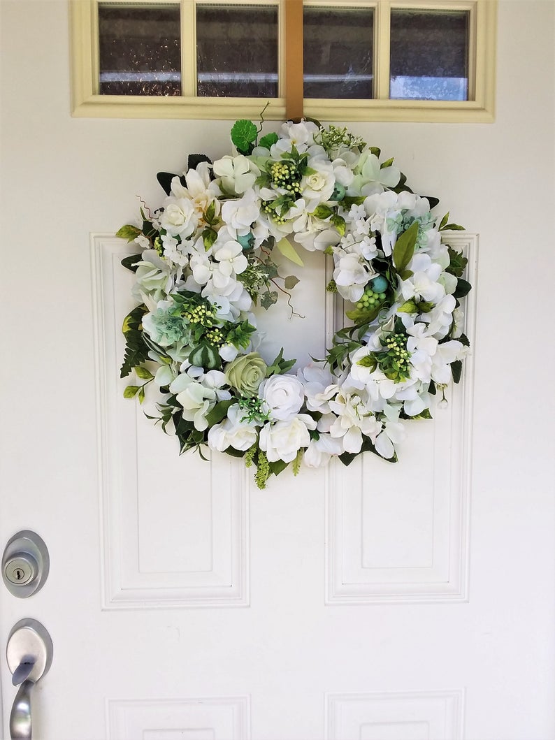 16 Beautiful Floral Wreath Designs That Will Refresh Your Front Door