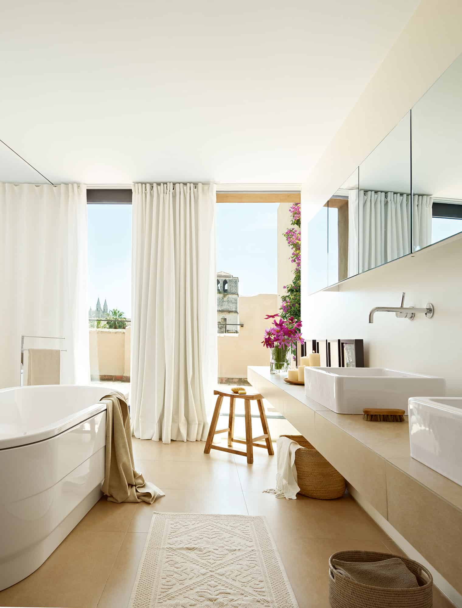 2. WITH FREE-STANDING BATHTUB 2. WITH FREE-STANDING BATHTUB