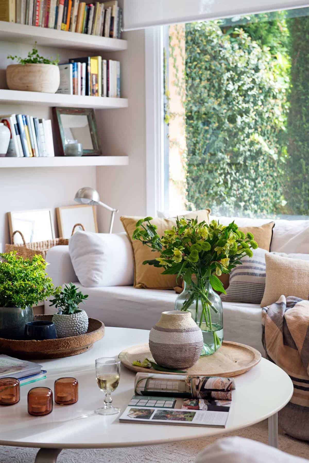 A ROUND, WHITE COFFEE TABLE: MAXIMUM WIDTH A ROUND, WHITE COFFEE TABLE: MAXIMUM WIDTH