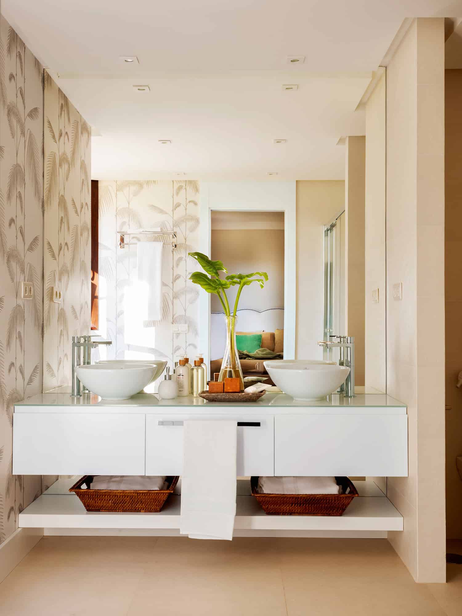 5. WITH WALLPAPER AND A SUPER MIRROR 5. WITH WALLPAPER AND A SUPER MIRROR