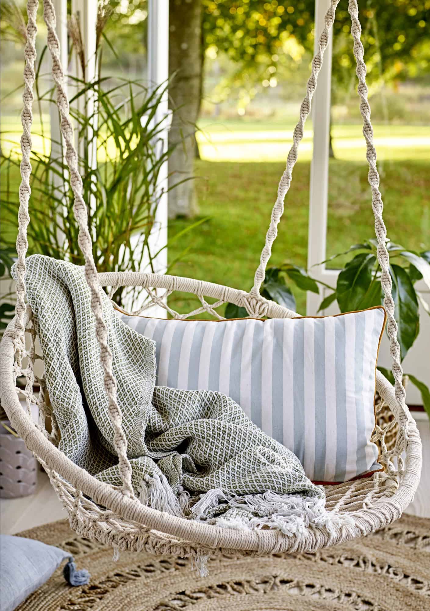 Relaxing & Smooth Sing Seats for Your Interior & Exterior Space Relaxing & Smooth Sing Seats for Your Interior & Exterior Space