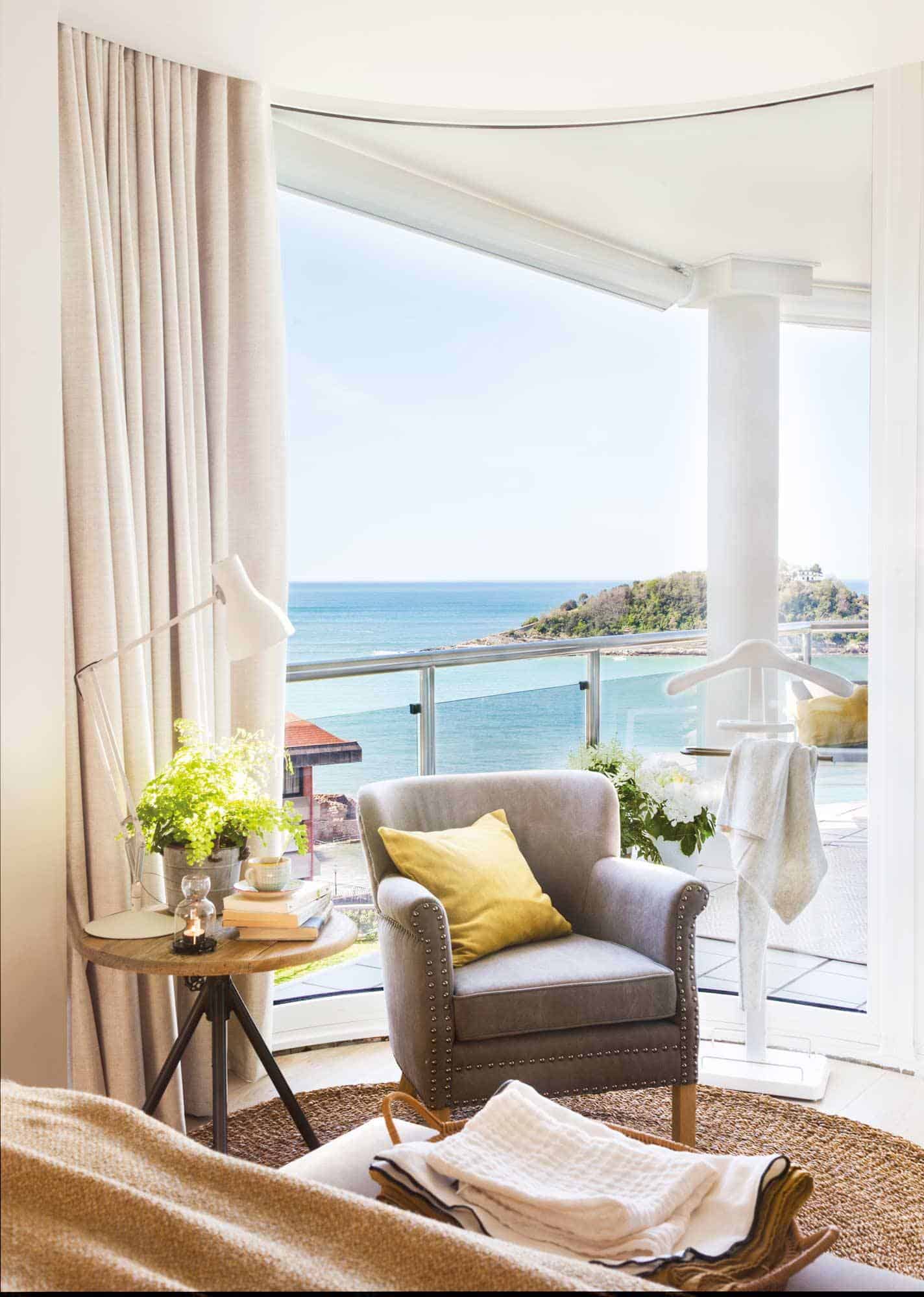 9. AT THE FOOT OF THE BED 9. AT THE FOOT OF THE BED