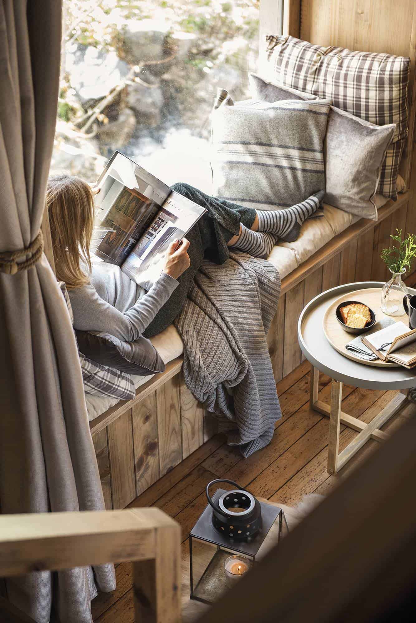 A Cabin Where Nature and Wood Invade Everything A Cabin Where Nature and Wood Invade Everything