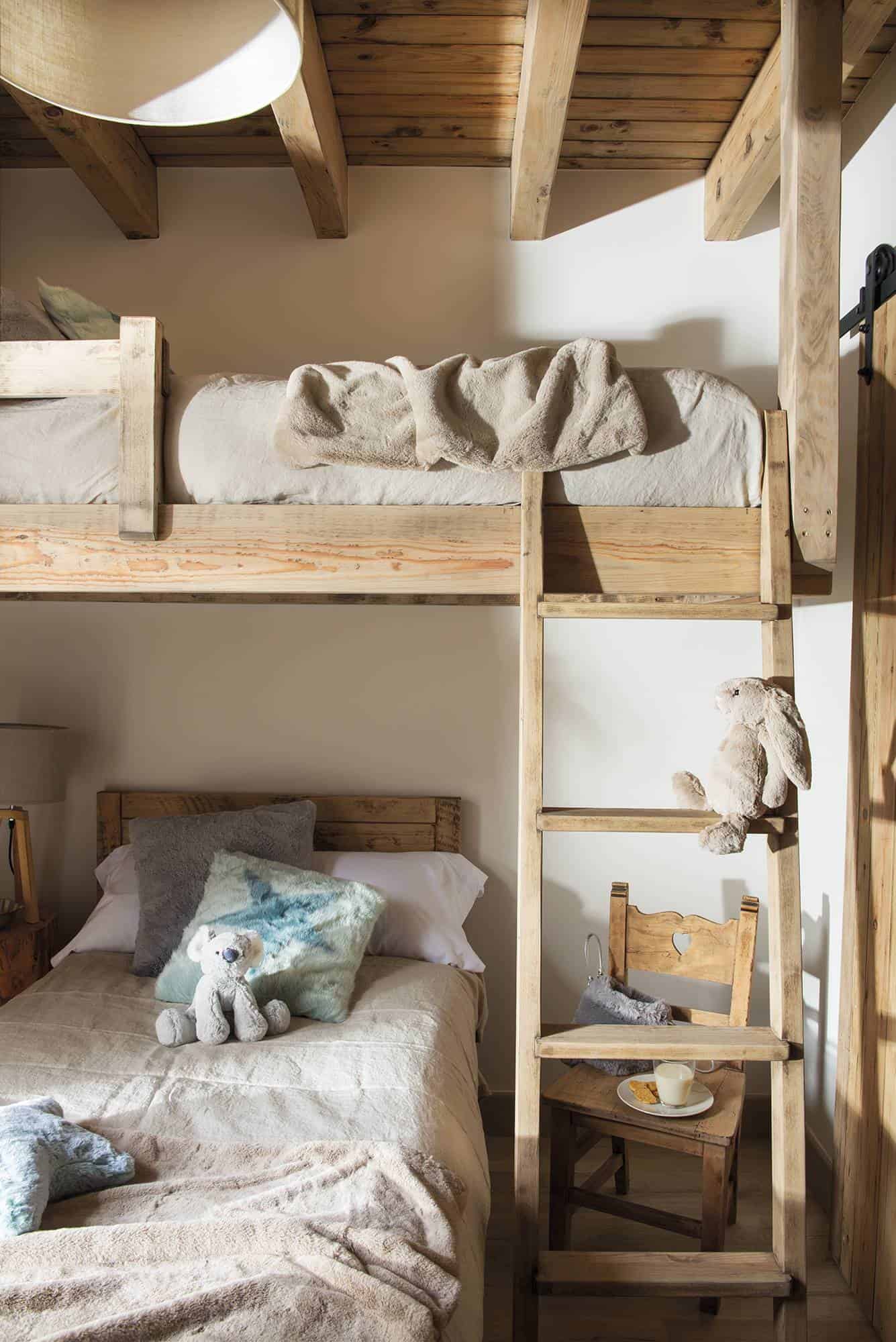 A Cabin Where Nature and Wood Invade Everything A Cabin Where Nature and Wood Invade Everything