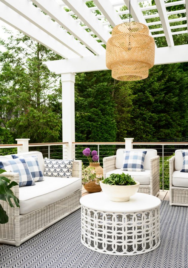 16 Beautiful ShabbyChic Deck Designs For A Whimsical Yard