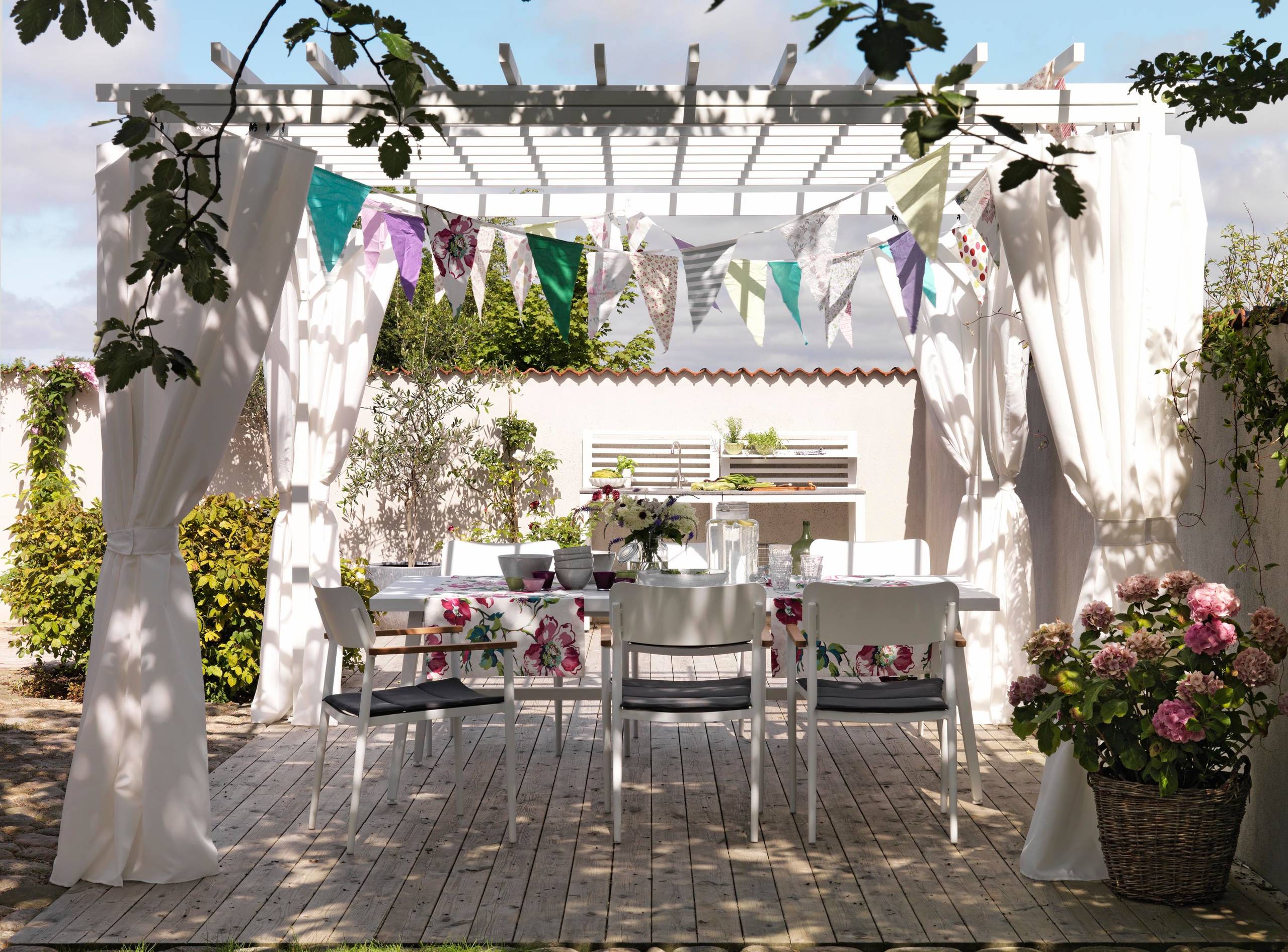 16 Beautiful Shabby-Chic Deck Designs For A Whimsical Yard