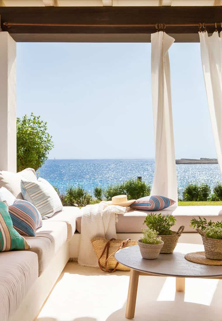 2. THE CURTAIN OPENS 2. THE CURTAIN OPENS