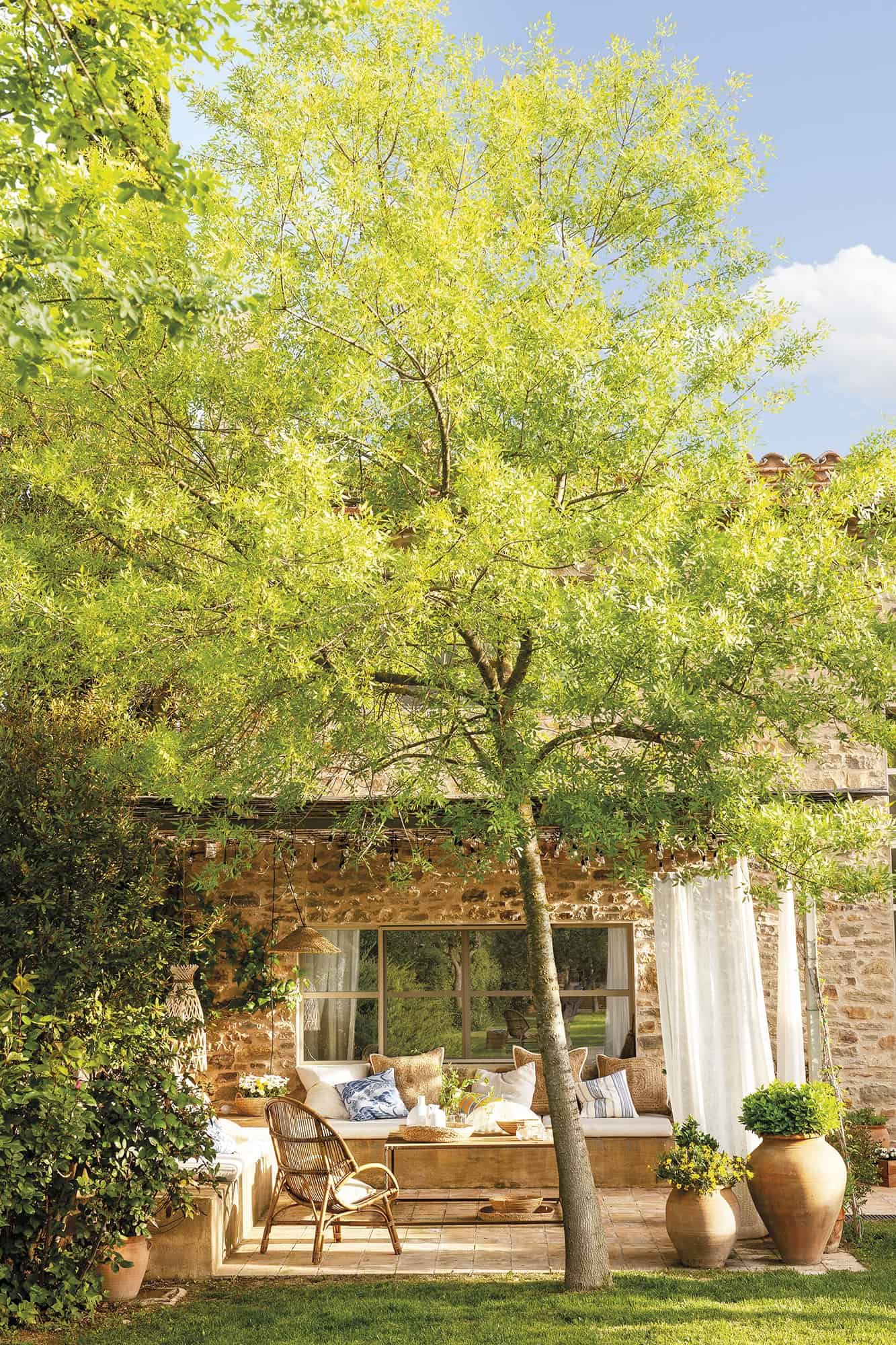 Beautiful Stone House With a Porch, Ancient Trees & Swimming Pool Beautiful Stone House With a Porch, Ancient Trees & Swimming Pool