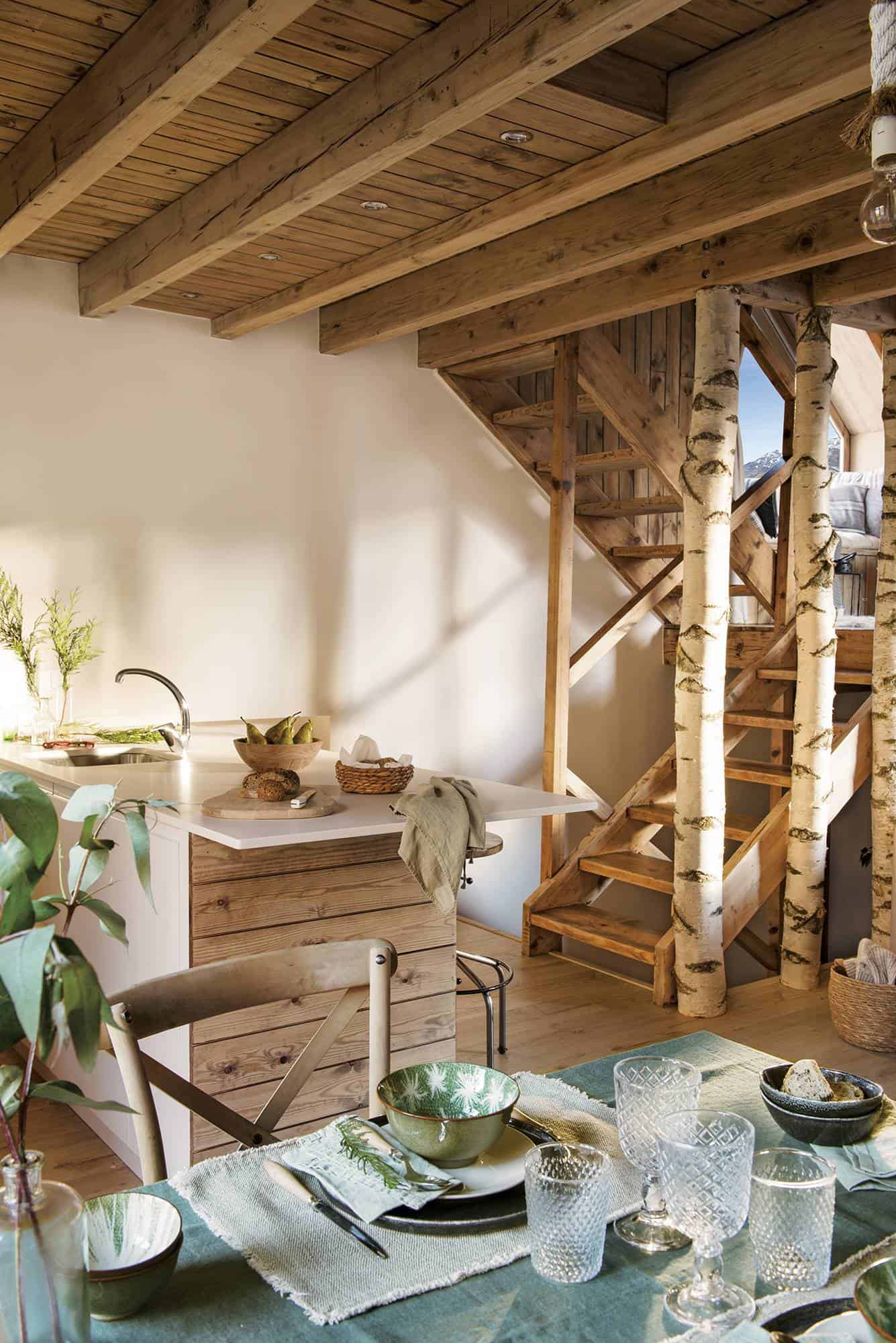 A Cabin Where Nature and Wood Invade Everything A Cabin Where Nature and Wood Invade Everything