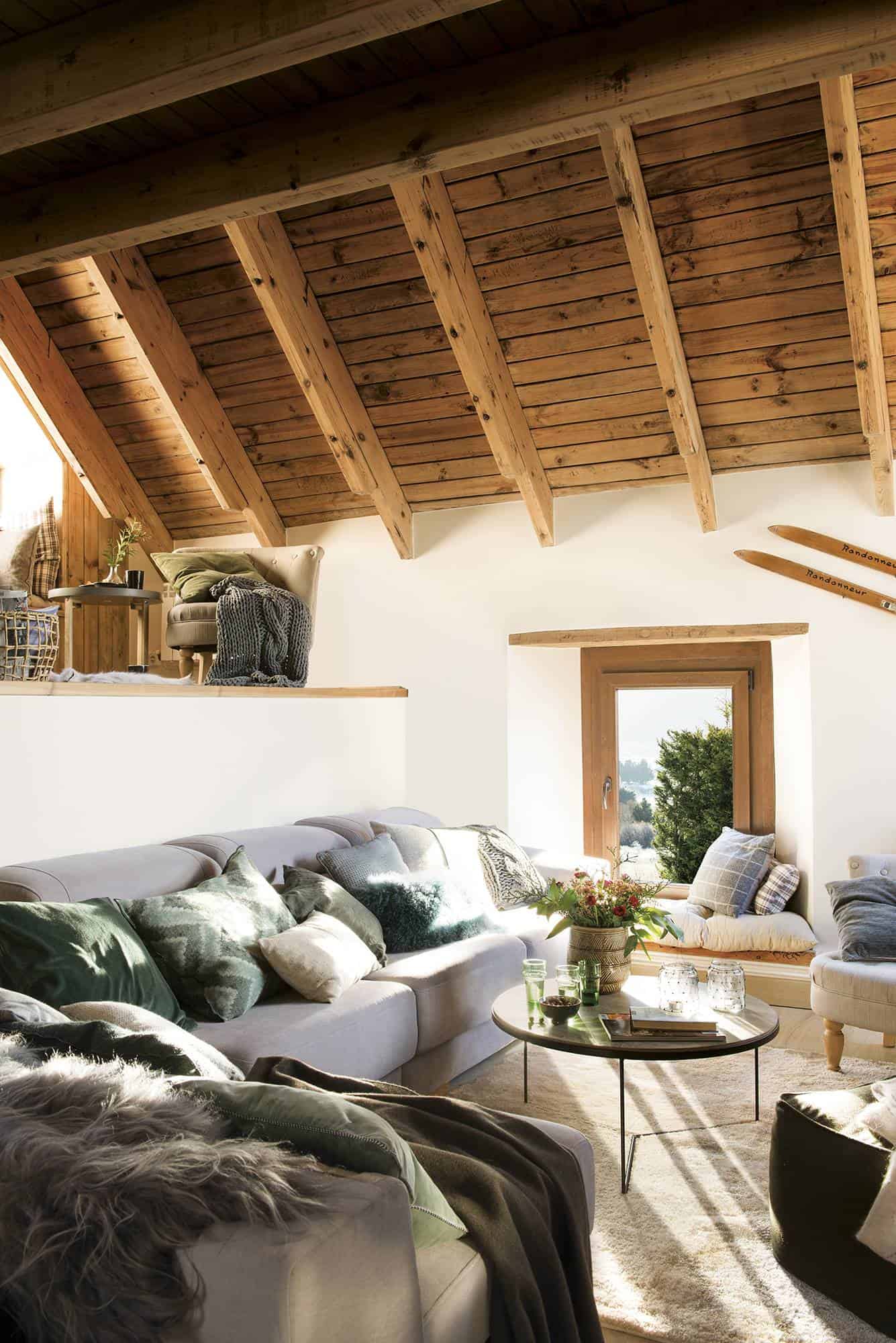 A Cabin Where Nature and Wood Invade Everything A Cabin Where Nature and Wood Invade Everything