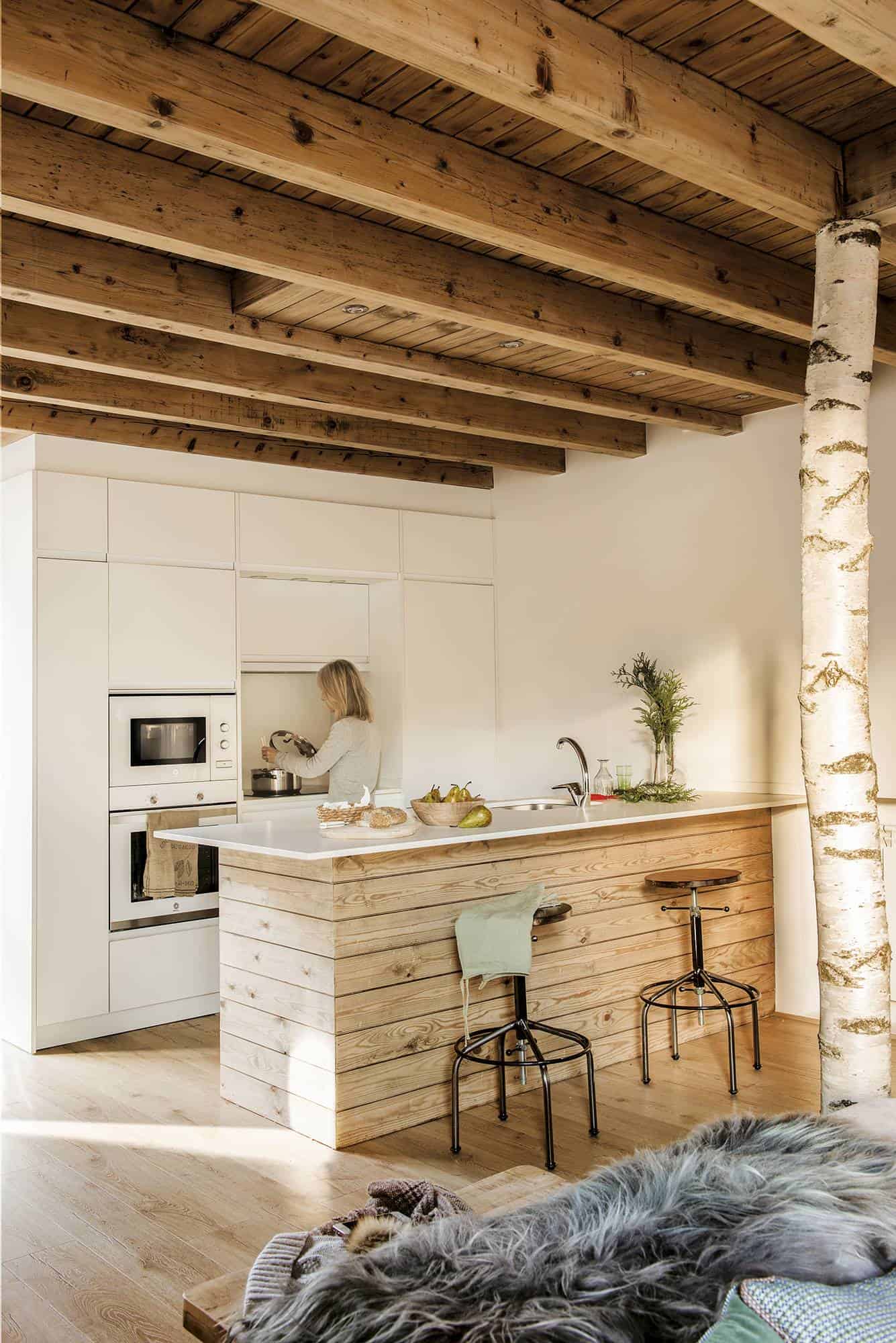 A Cabin Where Nature and Wood Invade Everything A Cabin Where Nature and Wood Invade Everything