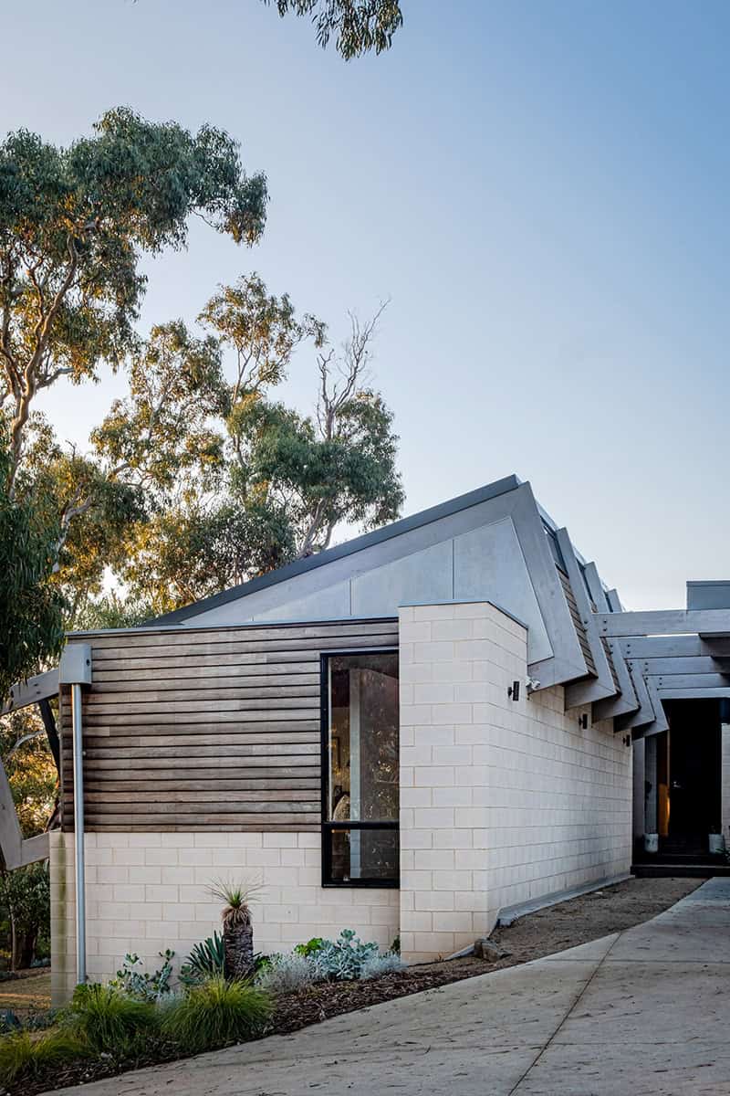 Bellarine Hillside House by Freehand Projects in Victoria, Australia Bellarine Hillside House by Freehand Projects in Victoria, Australia