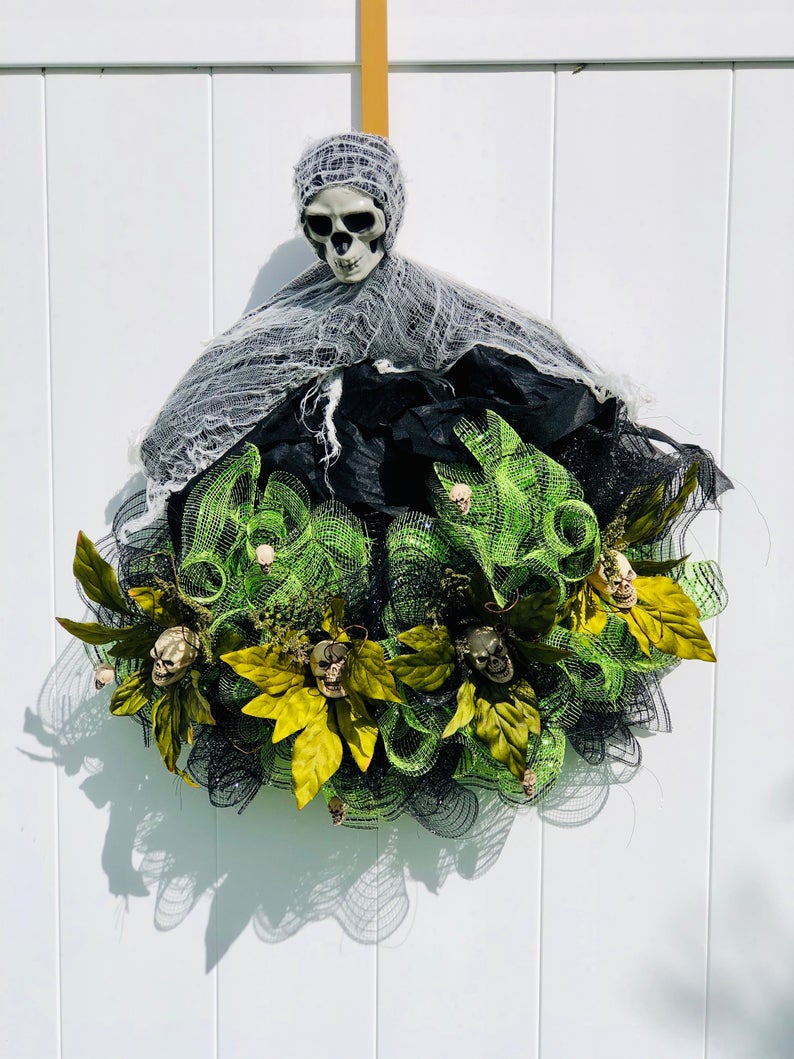 17 Scary But Fun Halloween Wreath Designs To Hang In October