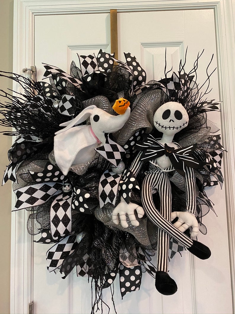 17 Scary But Fun Halloween Wreath Designs To Hang In October