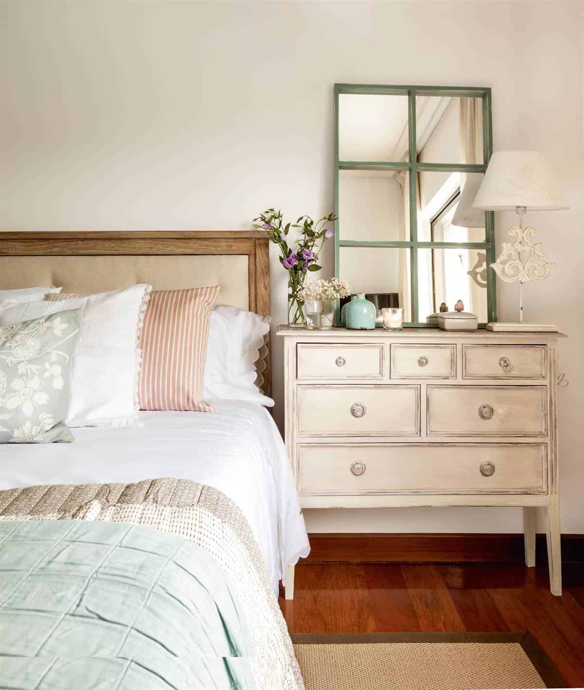 5. A VINTAGE NIGHTSTAND AS A DRESSING TABLE 5. A VINTAGE NIGHTSTAND AS A DRESSING TABLE