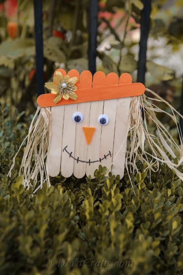 16 Adorably Cute DIY Scarecrow Decoration Ideas For Fall