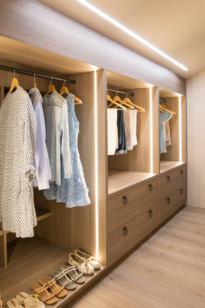 18 Deluxe Mediterranean Closet Designs You Will Fall In Love With