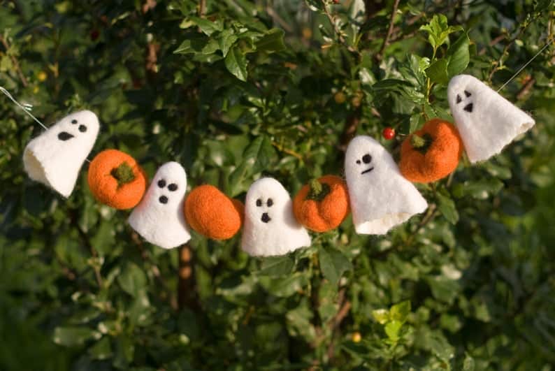18 Spooky Halloween Garland Decorations For Home And Garden