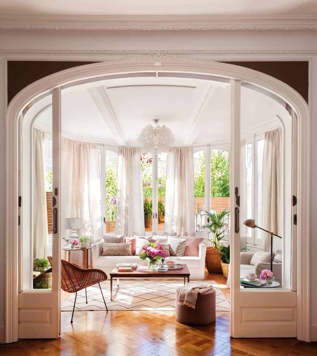 Classic Lamps & Contemporary Decor in the Living Rooms Classic Lamps & Contemporary Decor in the Living Rooms