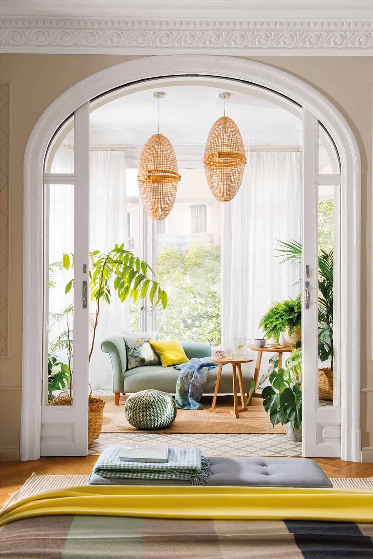 Classic Lamps & Contemporary Decor in the Living Rooms Classic Lamps & Contemporary Decor in the Living Rooms