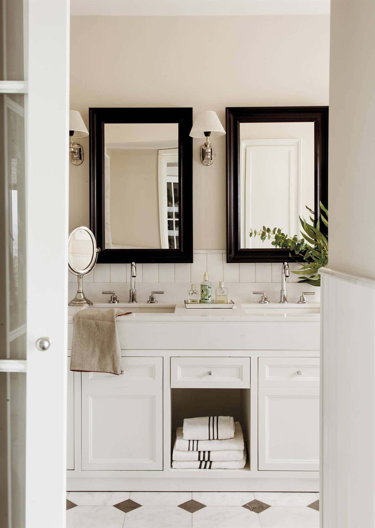 A New Construction House With a Classic & Young Style A New Construction House With a Classic & Young Style