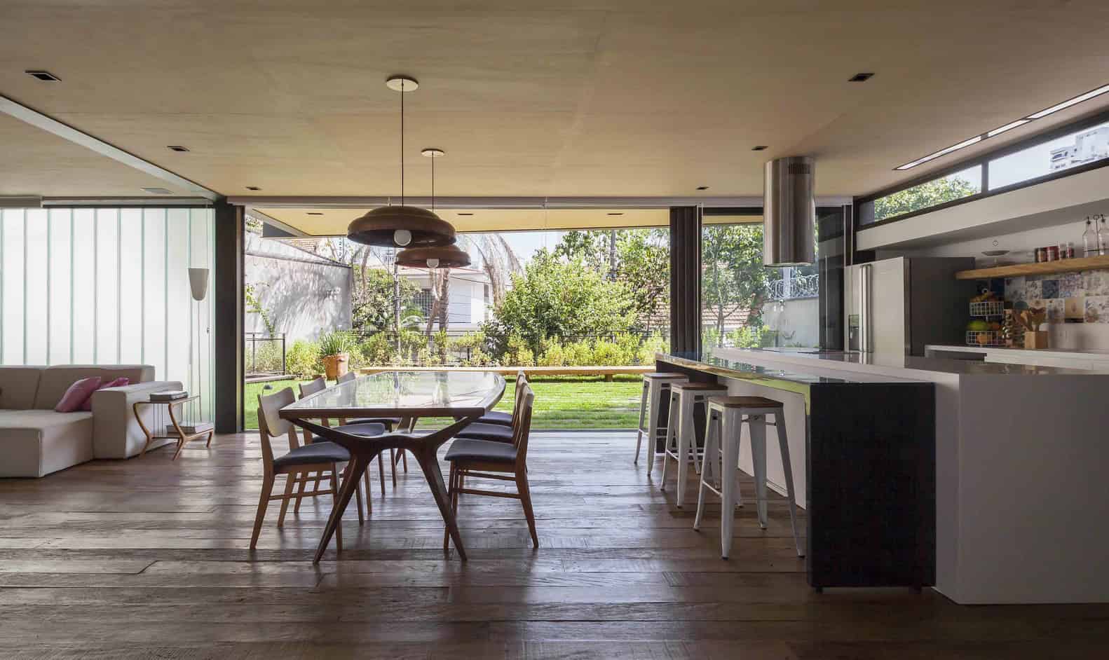 Pacaembu House by DMDV Arquitetos in Sao Paulo, Brazil Pacaembu House by DMDV Arquitetos in Sao Paulo, Brazil