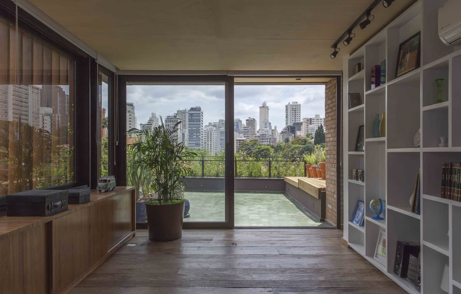 Pacaembu House by DMDV Arquitetos in Sao Paulo, Brazil Pacaembu House by DMDV Arquitetos in Sao Paulo, Brazil