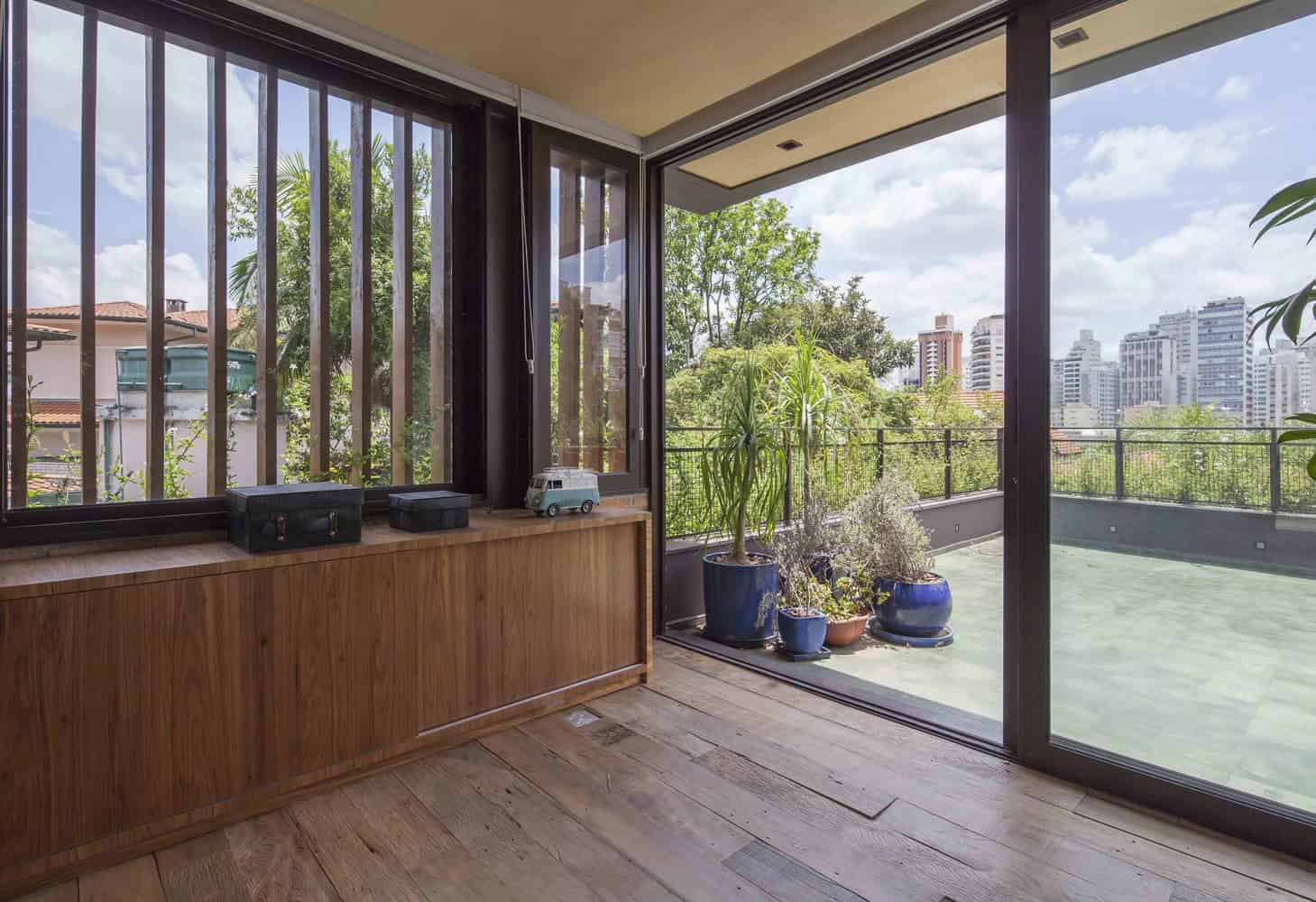 Pacaembu House by DMDV Arquitetos in Sao Paulo, Brazil Pacaembu House by DMDV Arquitetos in Sao Paulo, Brazil