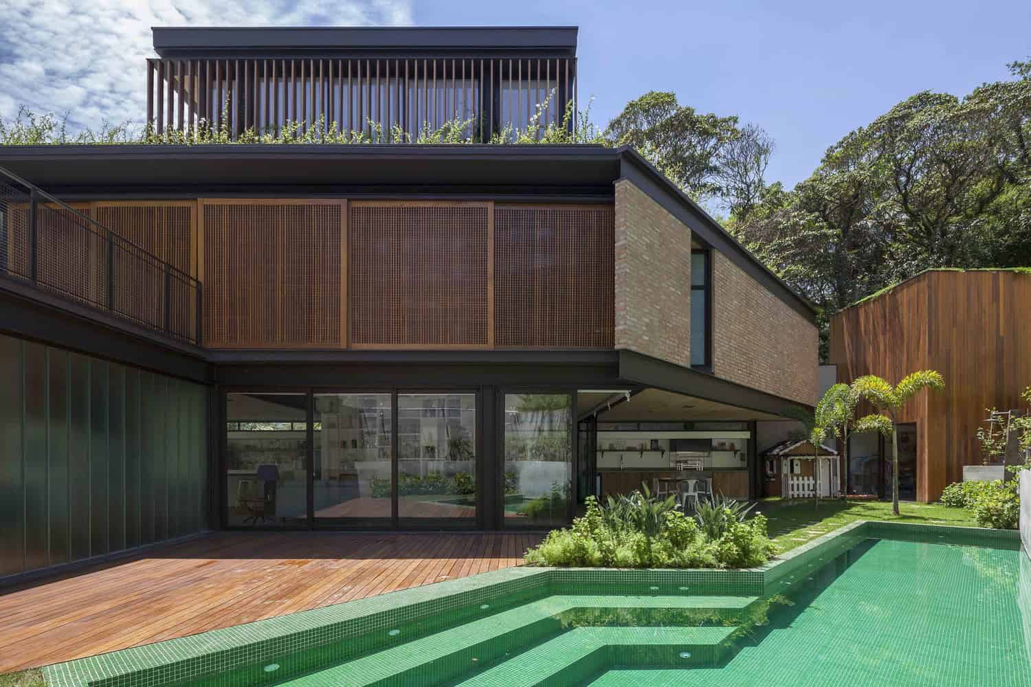 Pacaembu House by DMDV Arquitetos in Sao Paulo, Brazil Pacaembu House by DMDV Arquitetos in Sao Paulo, Brazil