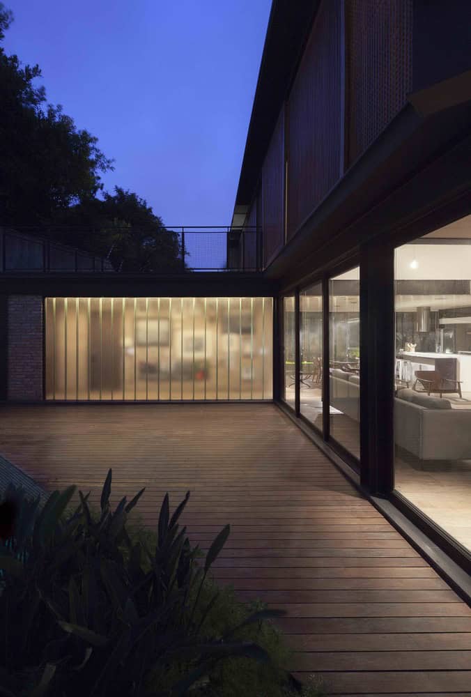 Pacaembu House by DMDV Arquitetos in Sao Paulo, Brazil Pacaembu House by DMDV Arquitetos in Sao Paulo, Brazil