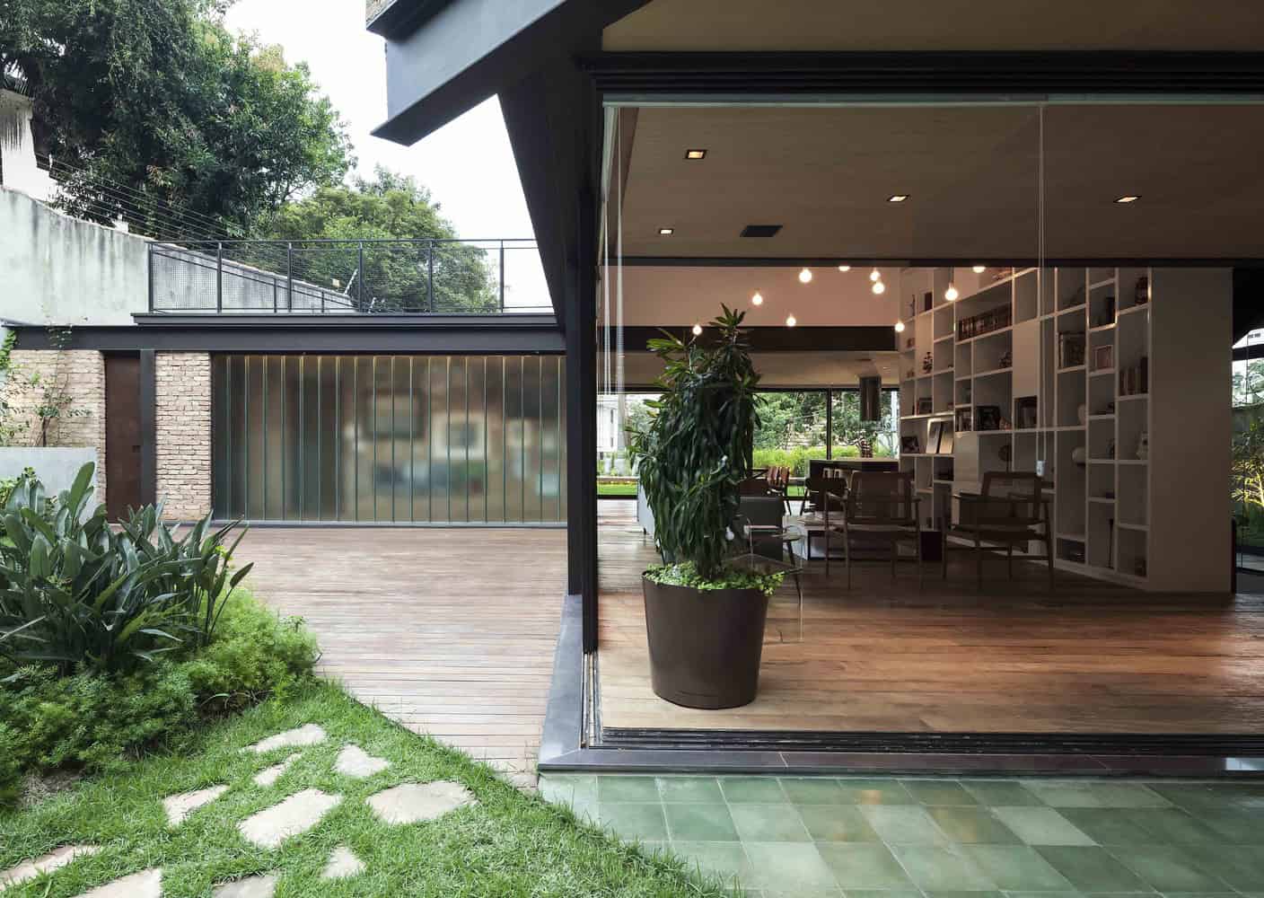 Pacaembu House by DMDV Arquitetos in Sao Paulo, Brazil Pacaembu House by DMDV Arquitetos in Sao Paulo, Brazil