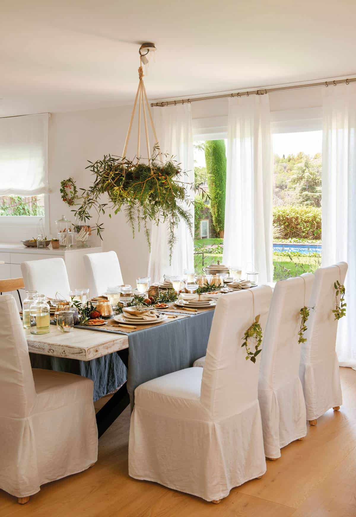 5. A DISCREET CENTERPIECE WITH OLIVE BRANCHES 5. A DISCREET CENTERPIECE WITH OLIVE BRANCHES