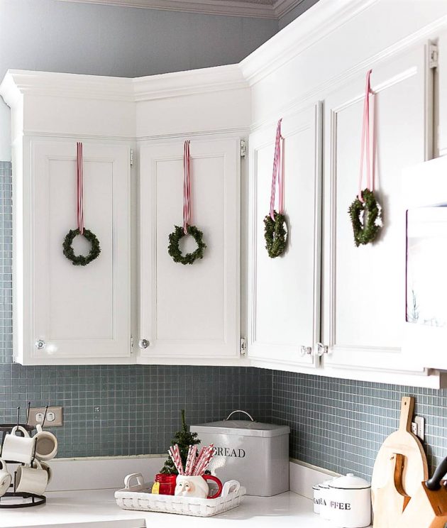 10 Kitchens Decorated For Christmas
