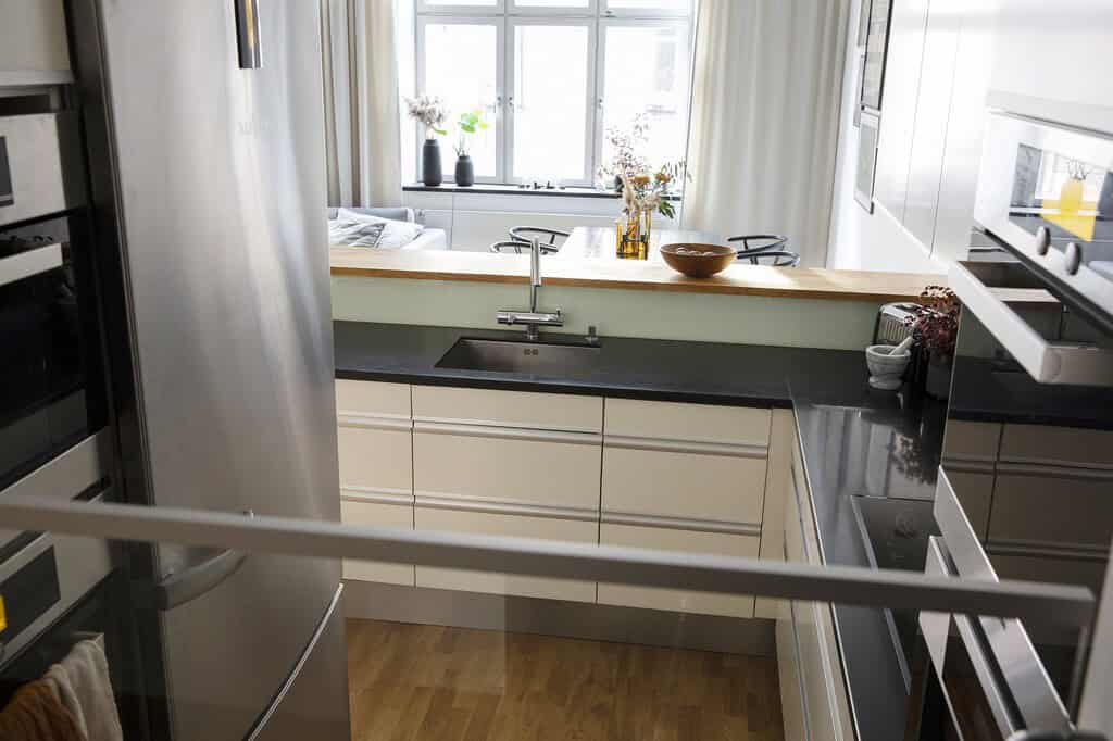 Kitchen Open to the Dining Room with Breakfast Bar is the Kitchen That You Need Kitchen Open to the Dining Room with Breakfast Bar is the Kitchen That You Need