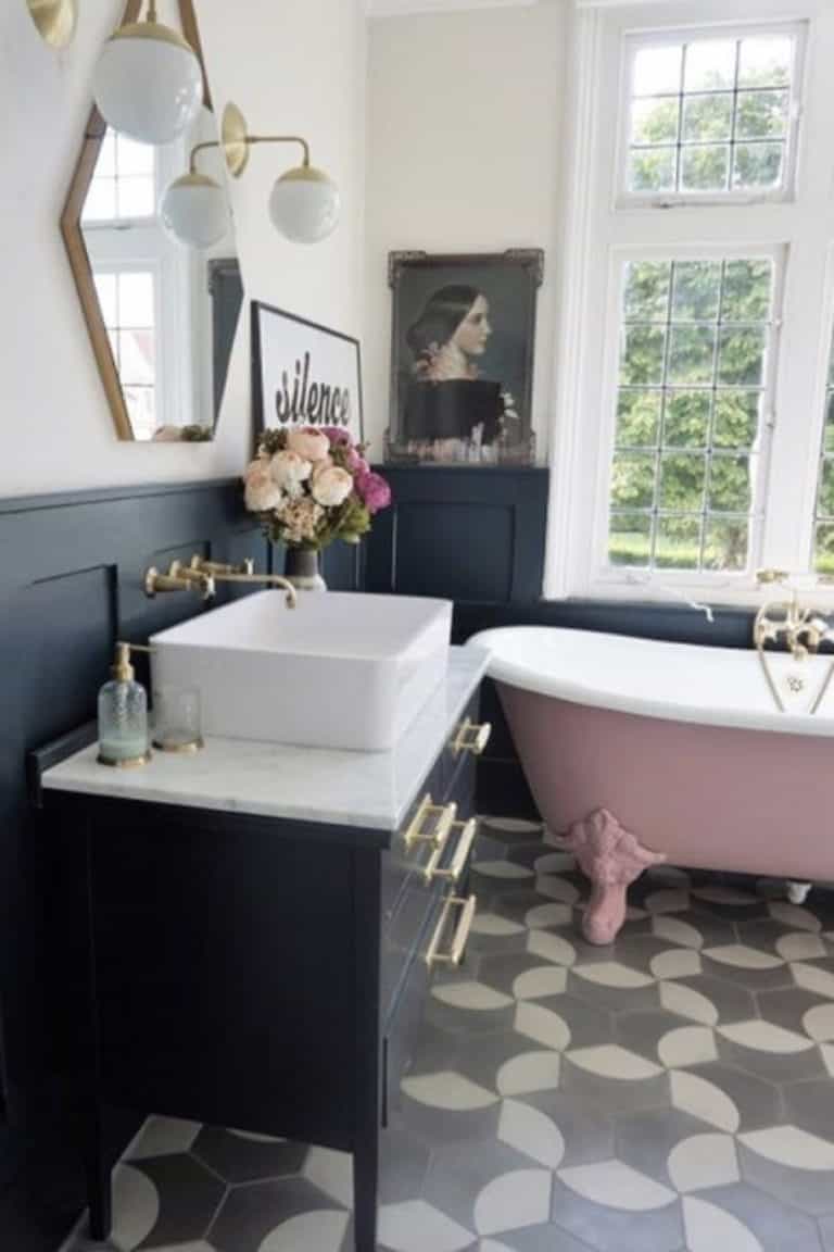 Classic & Chic Atmosphere in the Bathroom Classic & Chic Atmosphere in the Bathroom