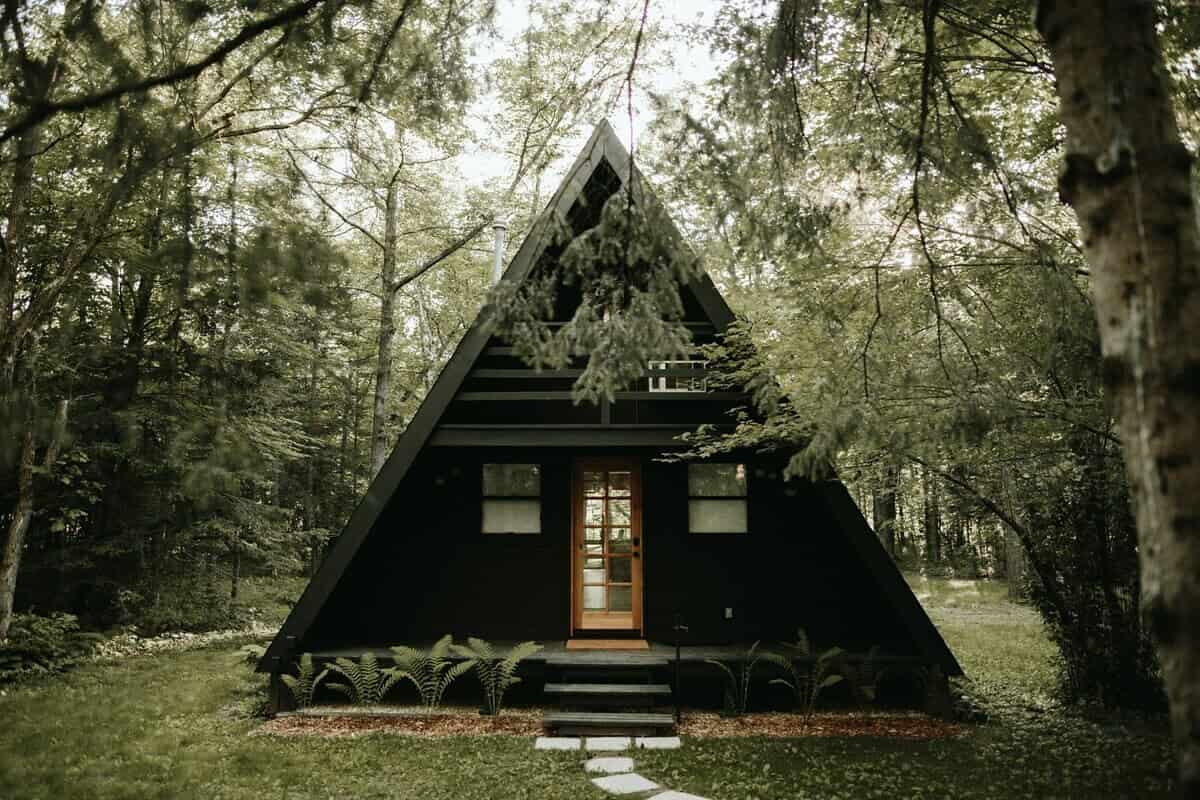 An American Cabin Shaped Like a Triangle Will Make You Dream About Cozy Winter