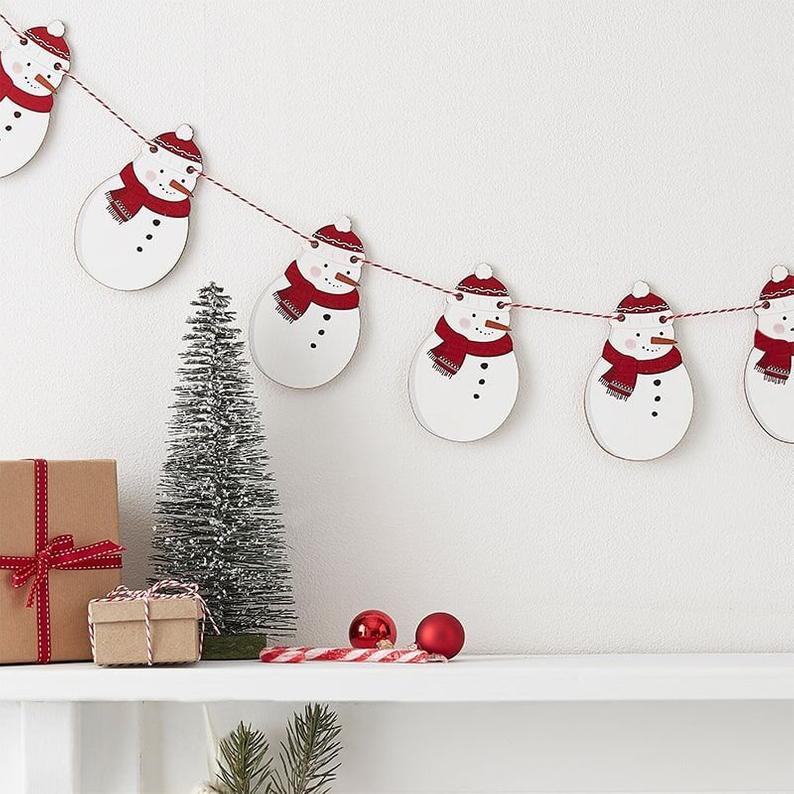 17 Delightful Christmas Garland Designs With a Festive Spirit