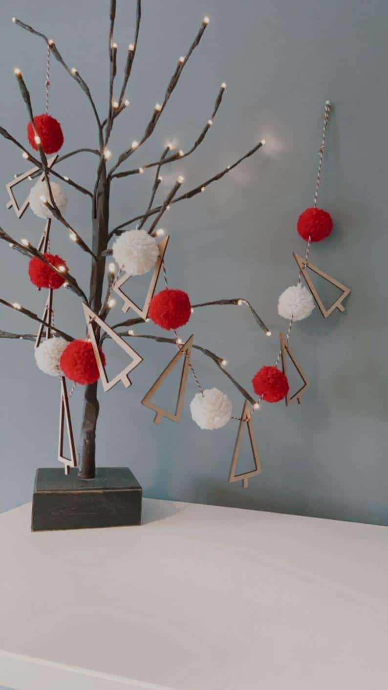 17 Delightful Christmas Garland Designs With a Festive Spirit
