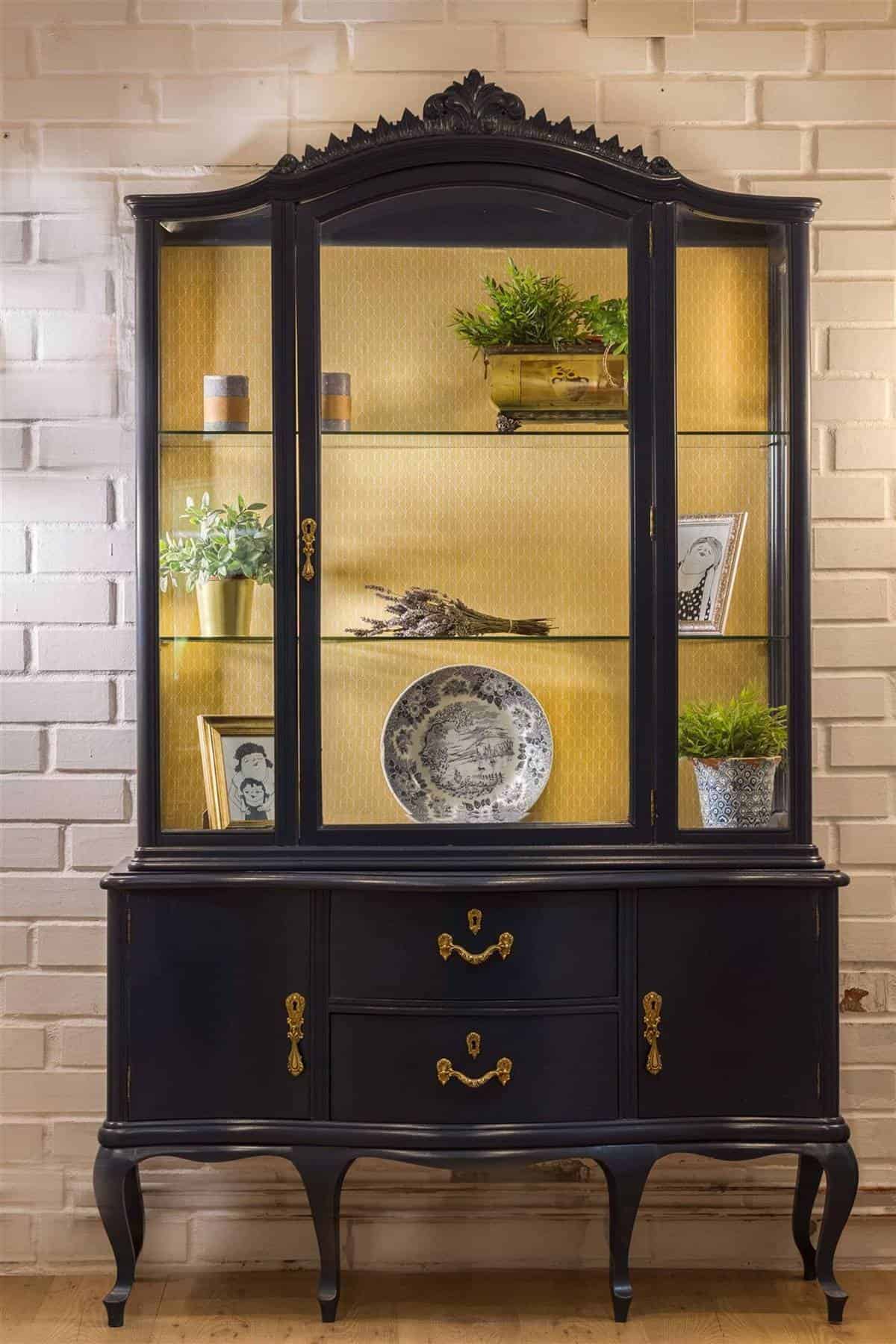 2. WITH STRIKING AND GEOMETRIC BACKGROUND 2. WITH STRIKING AND GEOMETRIC BACKGROUND