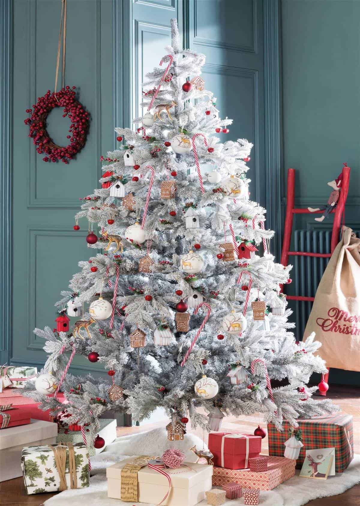 How to Decorate A White Christmas Tree How to Decorate A White Christmas Tree