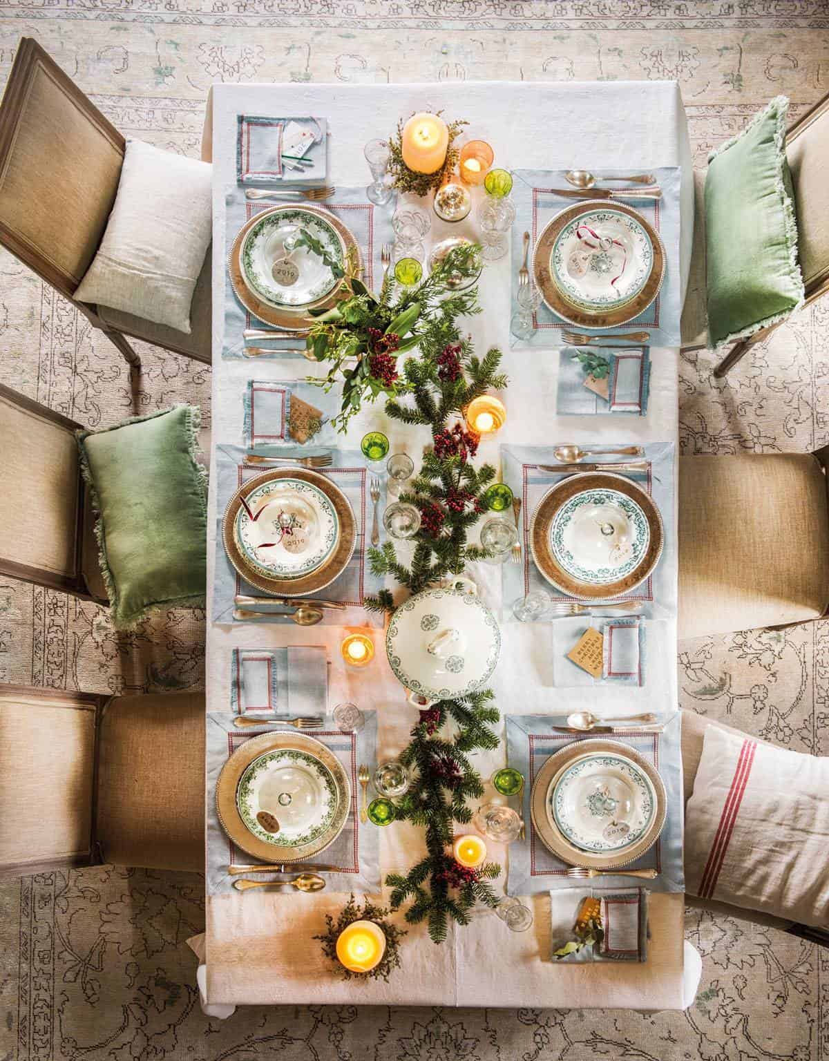 3. A CHRISTMAS TABLE WITH A LARGE NATURAL TABLE RUNNER 3. A CHRISTMAS TABLE WITH A LARGE NATURAL TABLE RUNNER