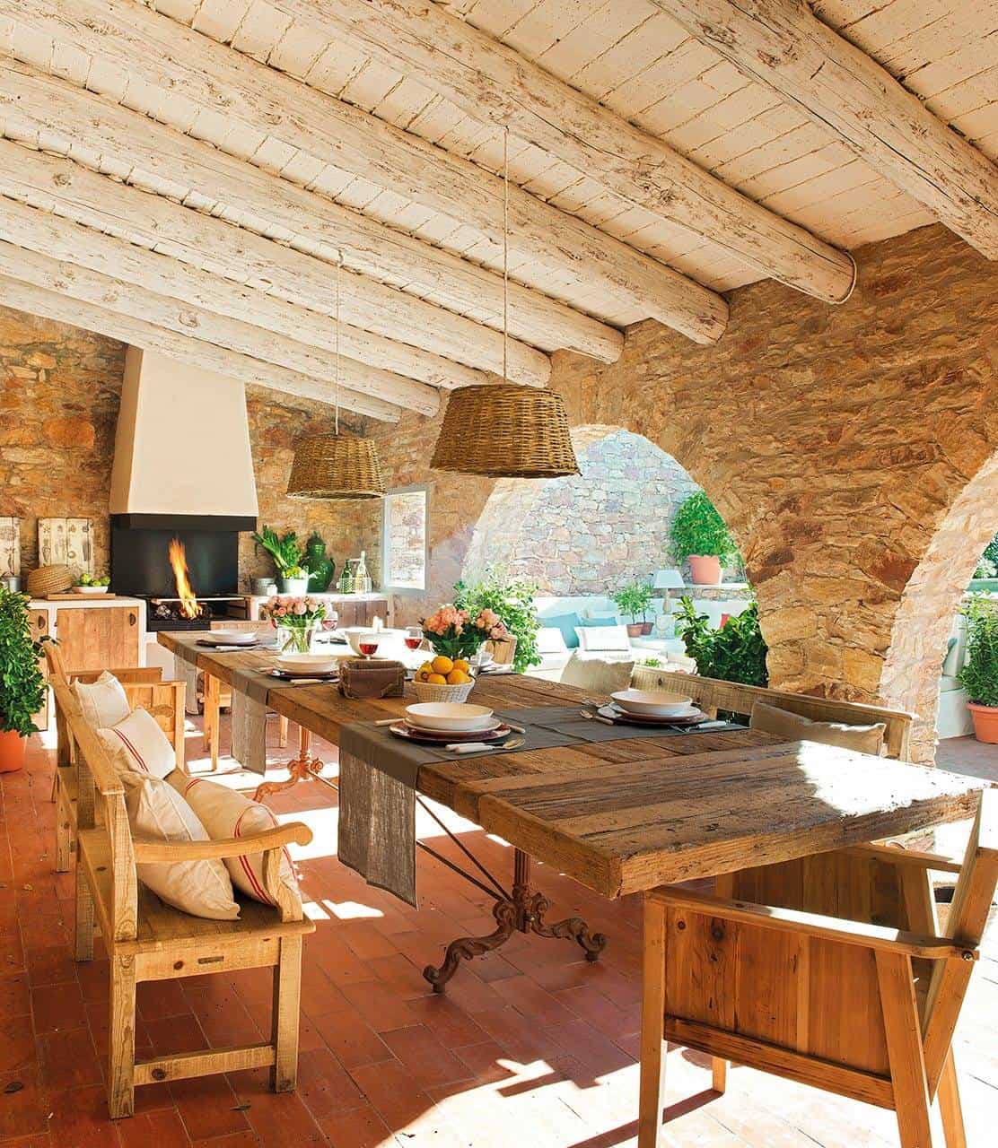 9. A COMFORTABLE AND RUSTIC DINING ROOM ON THE PORCH 9. A COMFORTABLE AND RUSTIC DINING ROOM ON THE PORCH