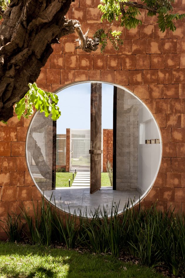 Taquari House by Ney Lima in Brasilia, Brazil